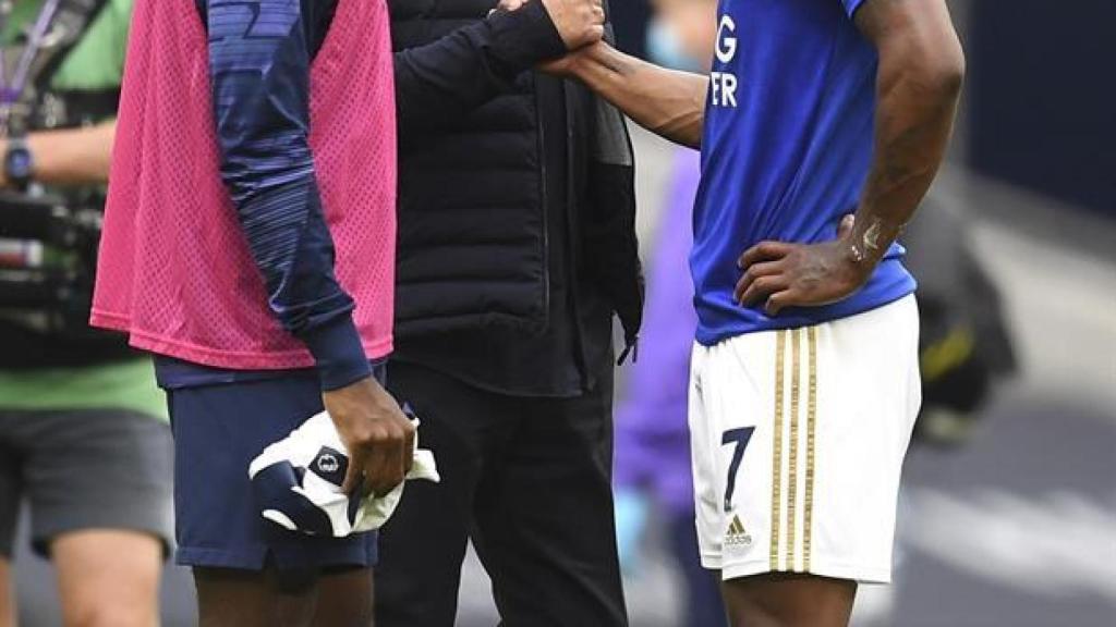 Mourinho conversa con los jugadores tras un partido