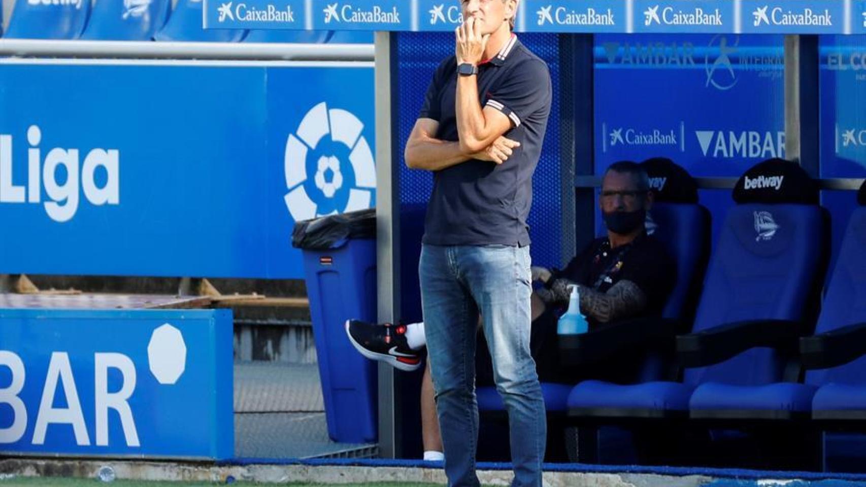 Quique Setién en el banquillo durante el partido del Barcelona