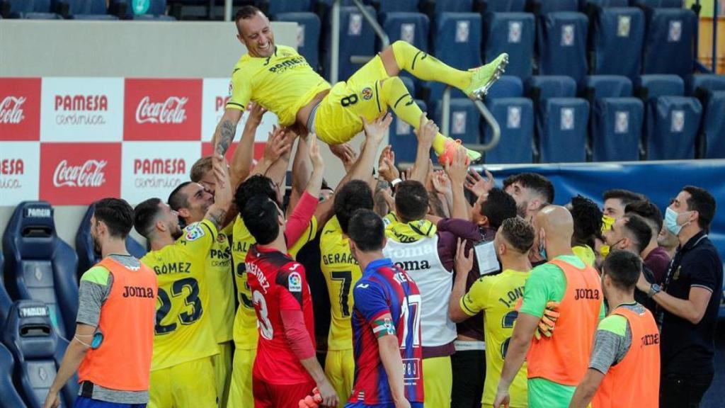 Manteo a Santi Cazorla de sus compañeros del Villarreal en su último partido