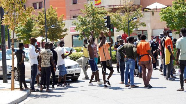 Un centenar de inmigrantes protestando este domingo en Albacete.