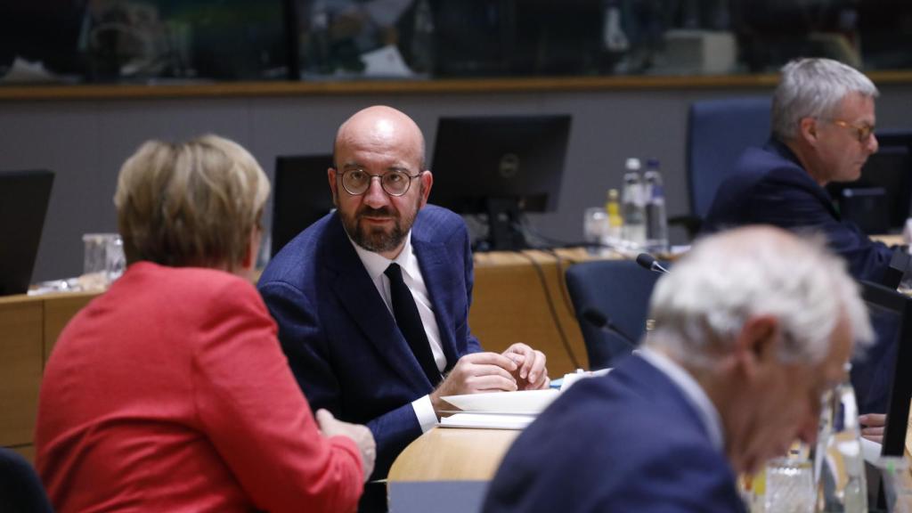 Charles Michel conversa con Angela Merkel