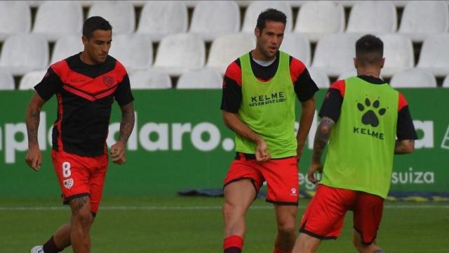 Los jugadores del Rayo Vallecano calientan en El Sardinero antes del partido frente al Racing