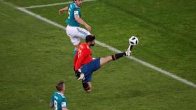 Piqué pelea un balón con Hummels y Kroos