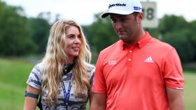 Jon Rahm y mujer Kelley Cahill, tras ganar el Memorial.