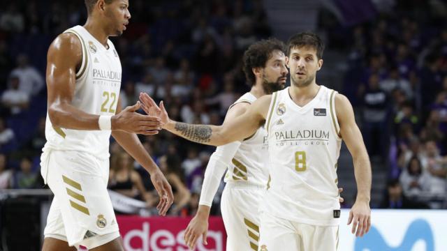 Laprovittola junto a Tavares en un partido del Real Madrid