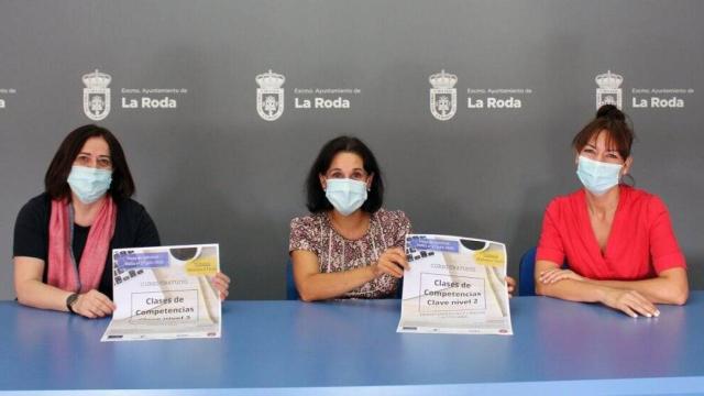 María Ángeles García (en el centro) con Irene Antón y Elvira Moratalla