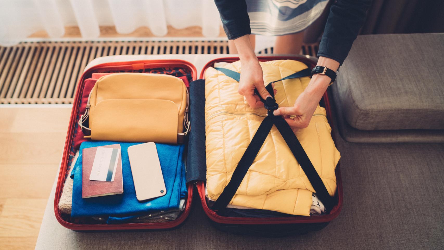 Una mujer prepara la maleta para irse de viaje