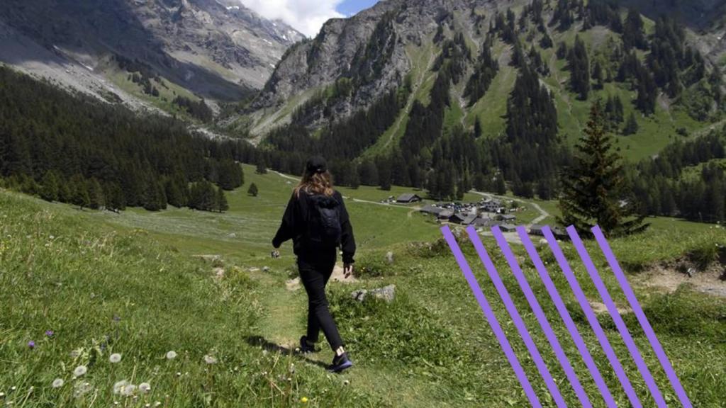 Una mujer camina por un valle.