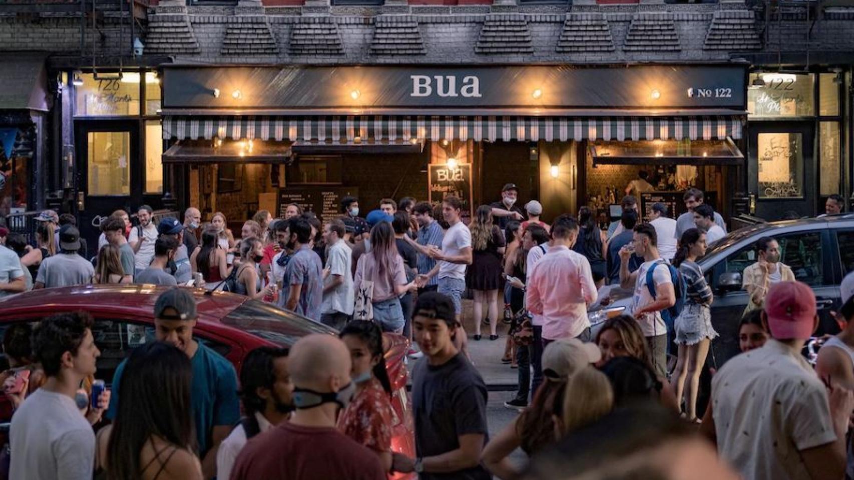 Decenas de personas a la entrada de un bar en Nueva York.