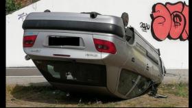 Quejas por un coche volcado y sin ruedas en la zona de la playa de Oza (A Coruña)