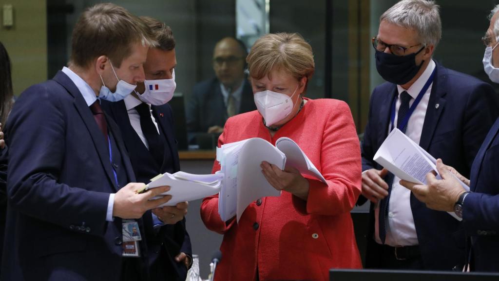Emmanuel Macron y Angela Merkel estudian la propuesta final