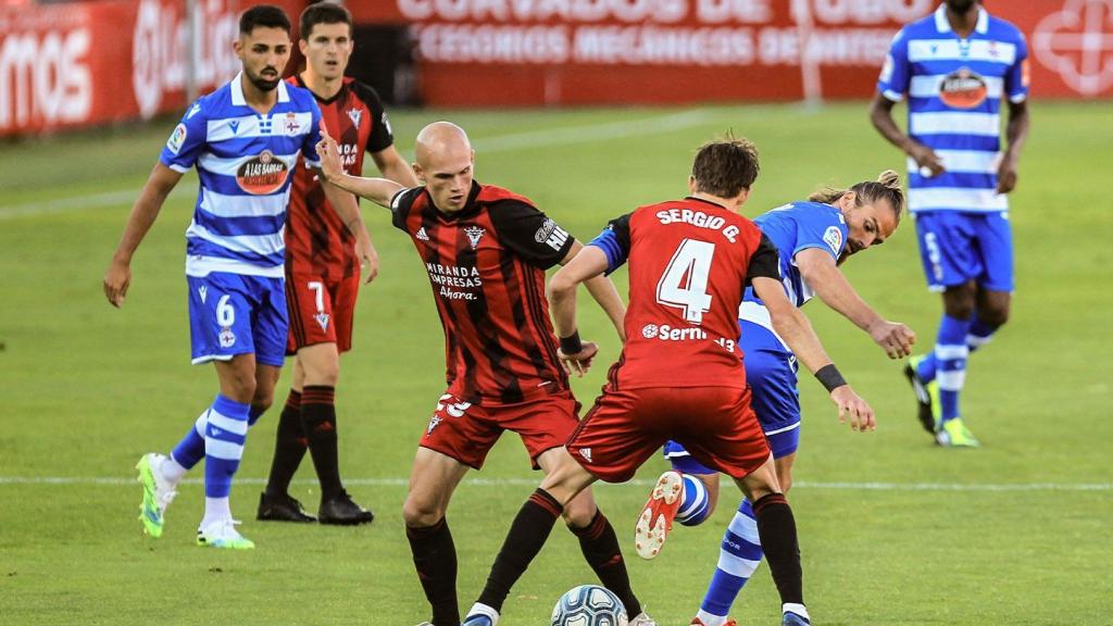 Deportivo y Mirandés pelean por un balón