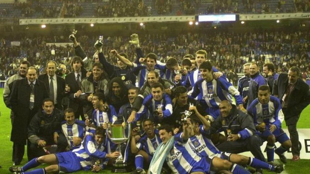 El Deportivo celebra la Copa del Rey de 2002, el llamado 'Centenariazo' ante el Real Madrid que cumplía 100 años esa temporada en una final jugada en el Santiago Bernabéu