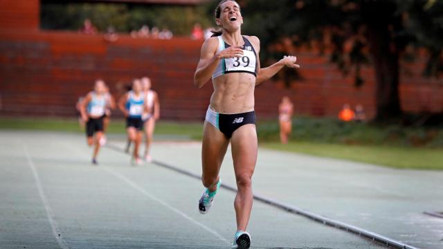 Esther Guerrero cruza la meta en Olot