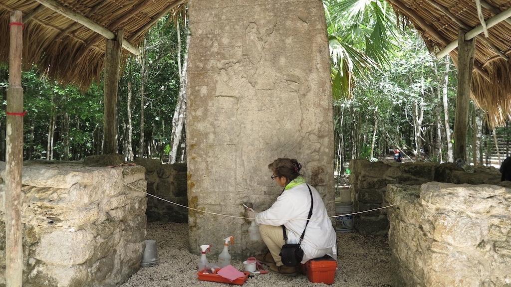 Una arqueóloga durante un trabajo de campo en la península de Yucátan (México).