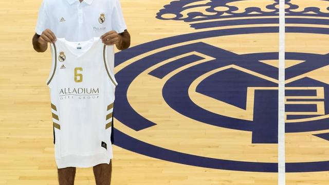 Alberto Abalde posa con la camiseta del Real Madrid