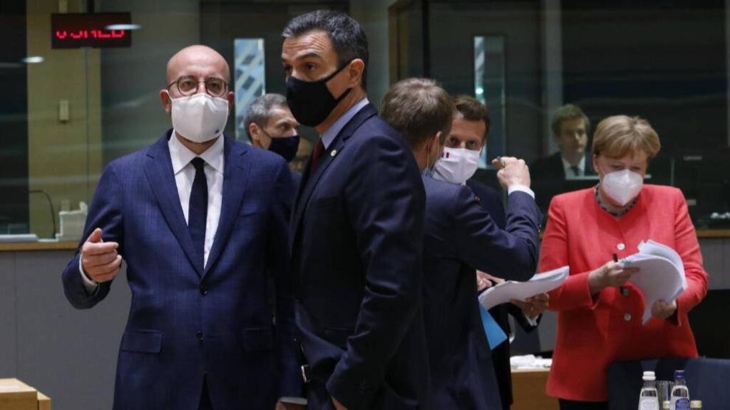 De izquierda a derecha, el presidente del Consejo europeo, Charles Michel; el presidente de España, Pedro Sánchez; el presidente francés, Emmanuel Macron; y la canciller alemana, Angela Merkel. Foto: DARIO PIGNATELLI/EUROPEAN UNION