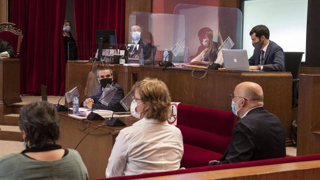 Trámite de cuestiones previas en el juicio a los exmiembros de la Mesa del Parlament en el TSJC.