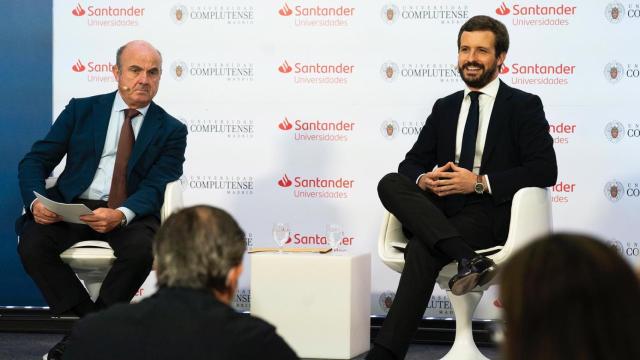 El presidente del PP, Pablo Casado, con el vicepresidente del BCE, Luis de Guindos, este lunes en los cursos de El Escorial.