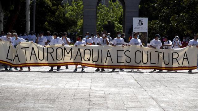 Componentes del mundo del toro se congregan como signo de protesta frente al Ministerio de Trabajo.