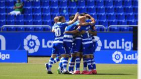 Varios jugadores del Deportivo se abrazan durante un partido de la última temporada.