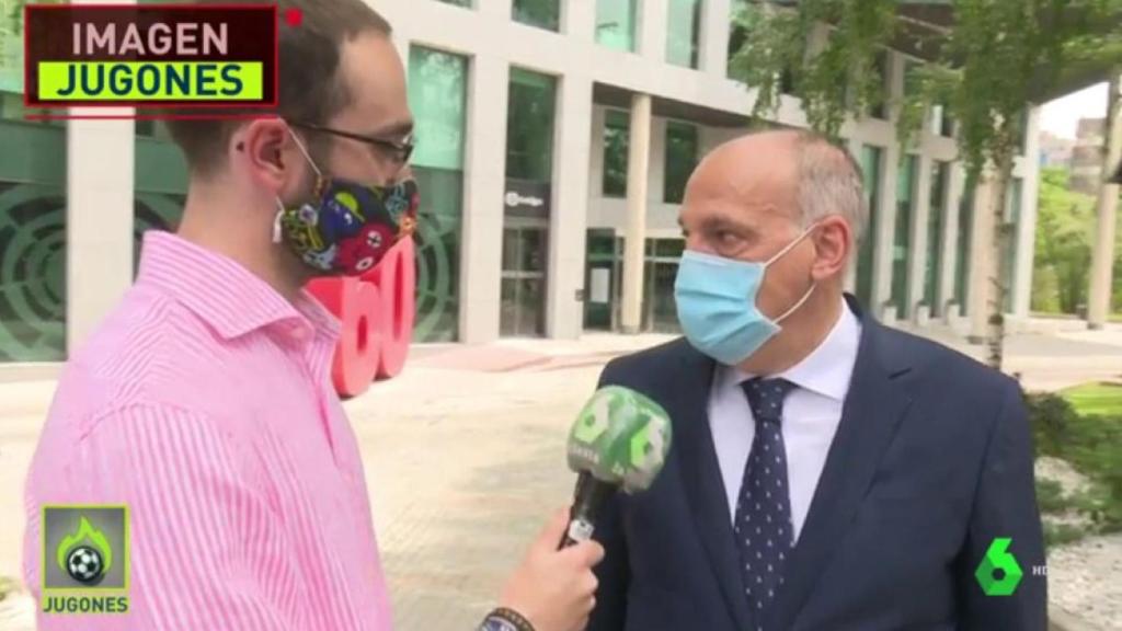 Javier Tebas atendiendo a un periodista.