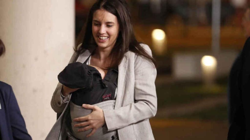 Irene Montero portando a su hija, Aitana, de camino a un acto.