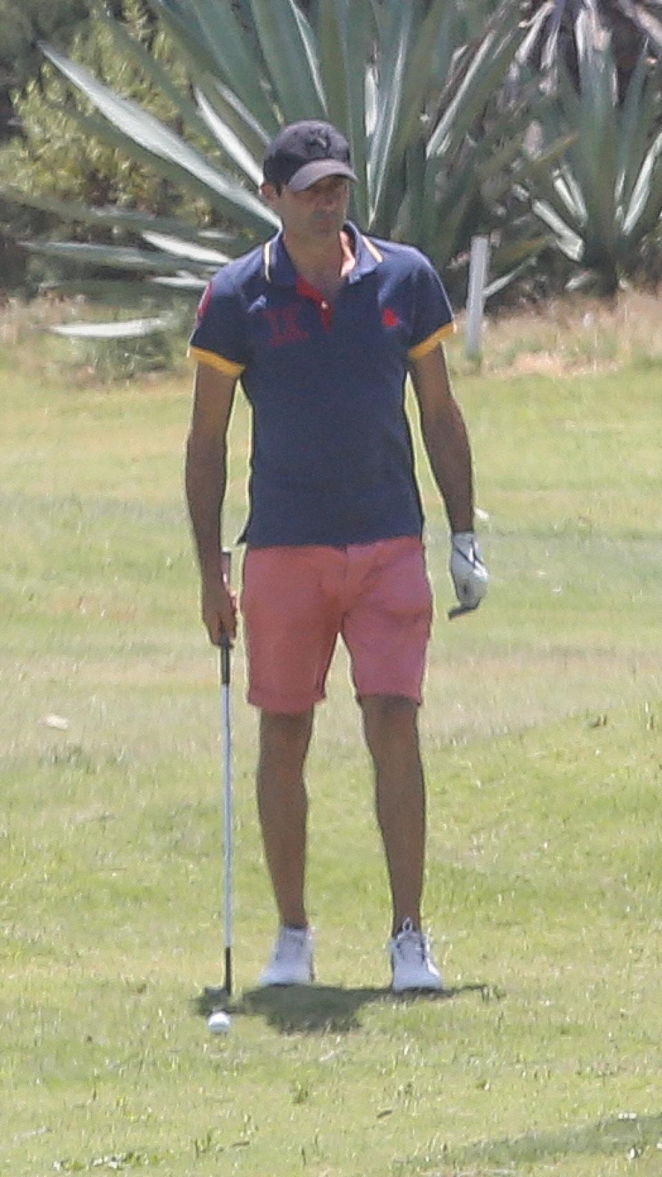 Enrique jugando al golf en Almería.