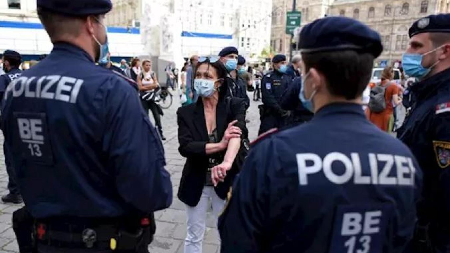 La policía austriaca usando la mascarilla.