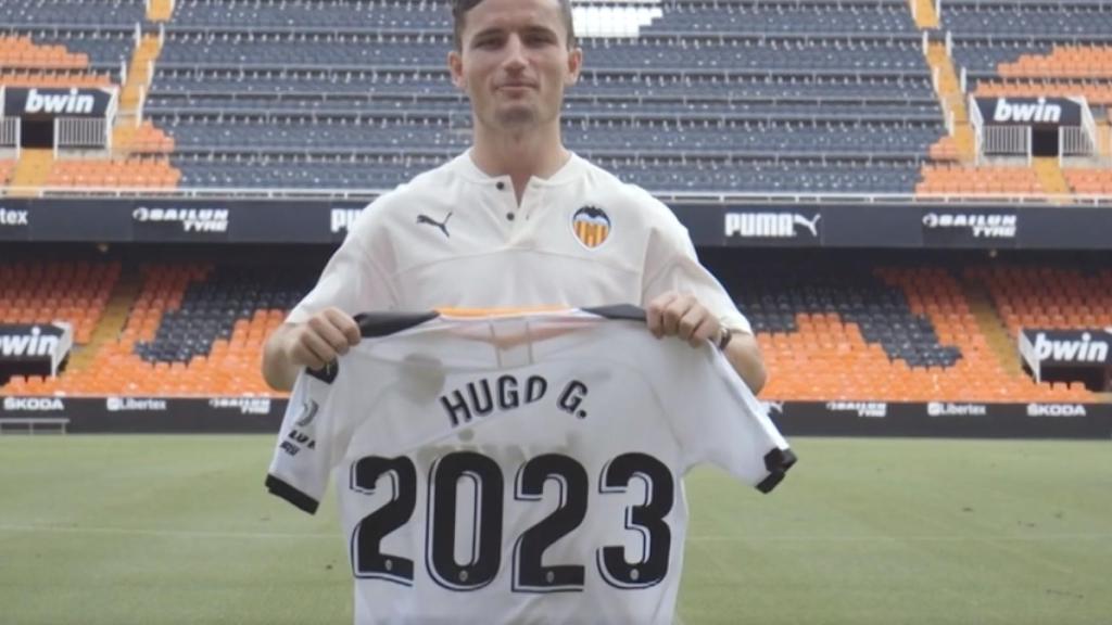 Hugo Guillamón, con la camiseta que anuncia su renovación