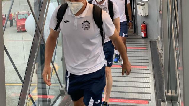 Jugadores del CF Fuenlabrada llegando a La Coruña