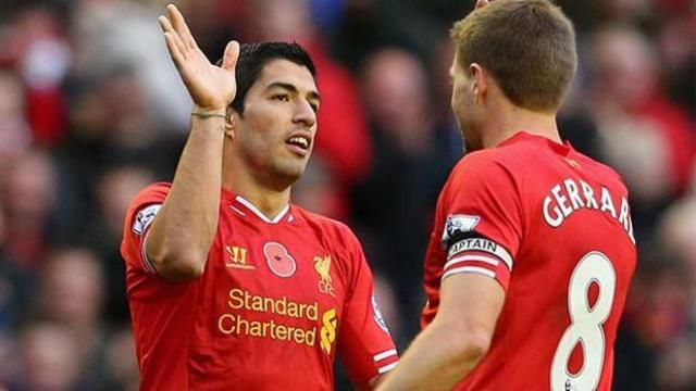 Luis Suárez, junto a Gerrard en el Liverpool