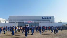 Asamblea de trabajadores en la planta de Tablada de Airbus, en Sevilla.