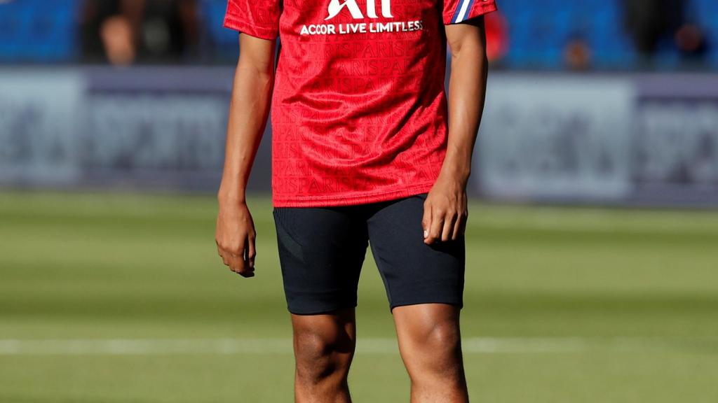 Kylian Mbappé, con la camiseta de calentamiento del PSG