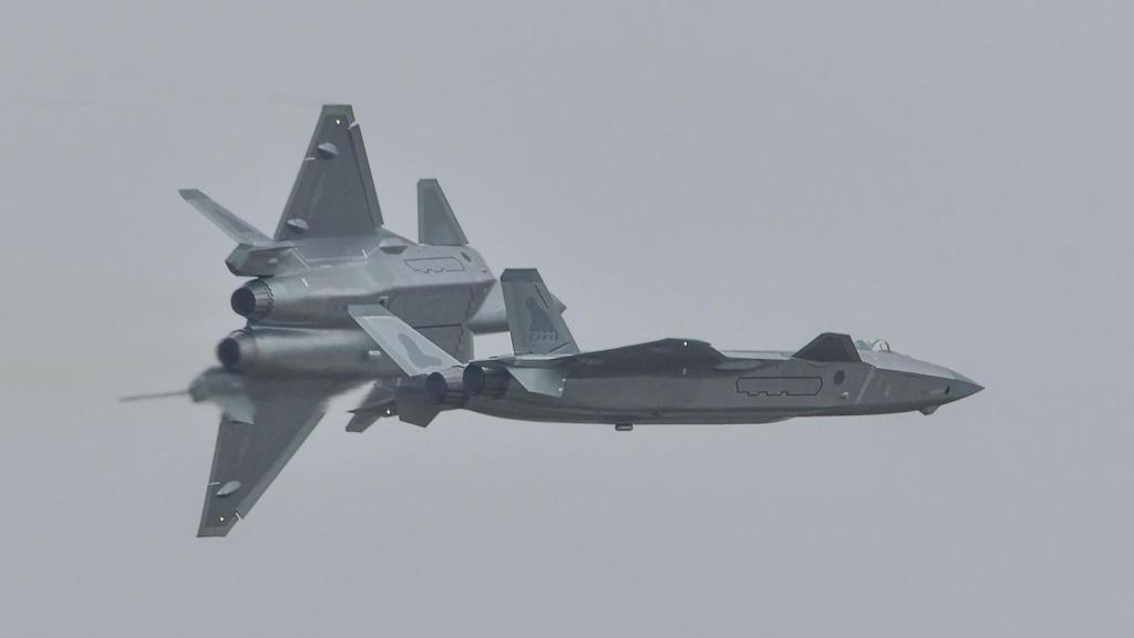 Dos Chengdu J-20 en formación