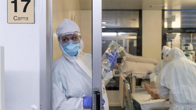 Varias enfermeras en la unidad de Cuidados Intensivos de un hospital.