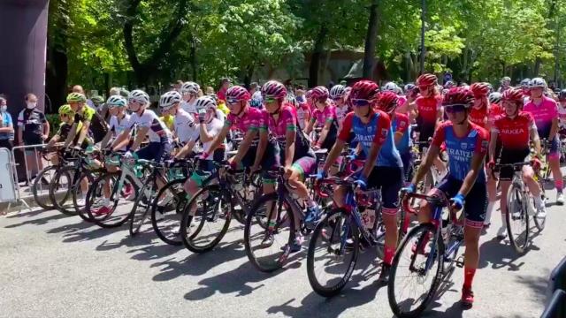 Ciclistas preparadas para tomar la salida en la Emakumeen Nafarroako Klasikoa