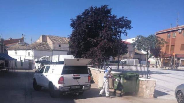 Un operario de desinfección en San Lorenzo de la Parrilla