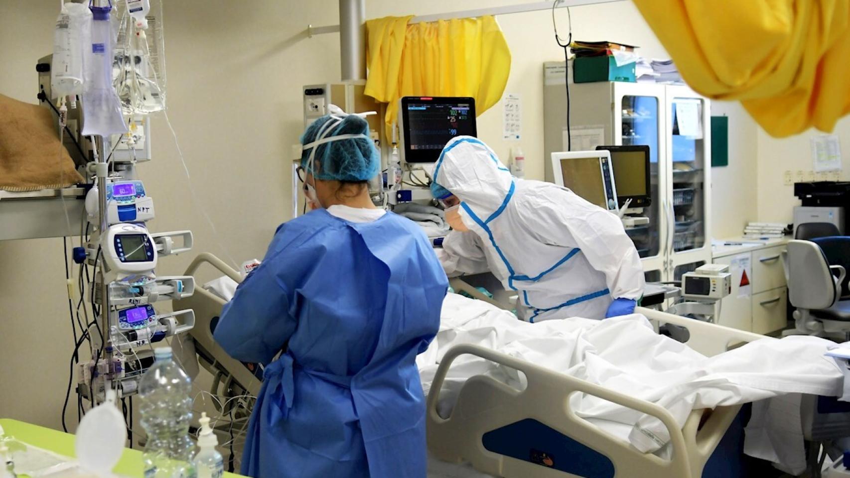 Sanitarios en un hospital.