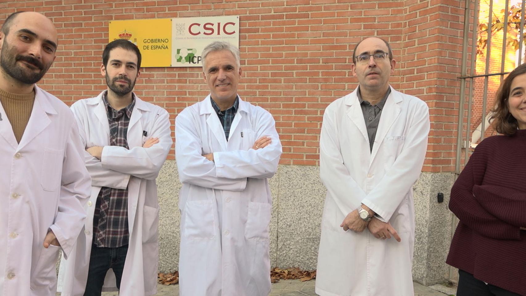 El equipo de investigadores de EvoEnzyme con Miguel Alcalde en el centro.