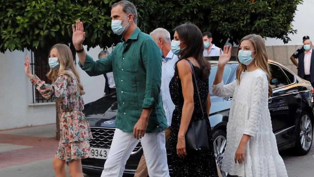 La familia real pasa por delante del nuevo coche utilizado, un Ford Mondeo híbrido.