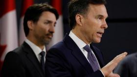 Justin Trudeau y el ministro de Finanzas, Bill Morneau, involucrado en el escándalo.