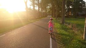 niña jugar bicicleta