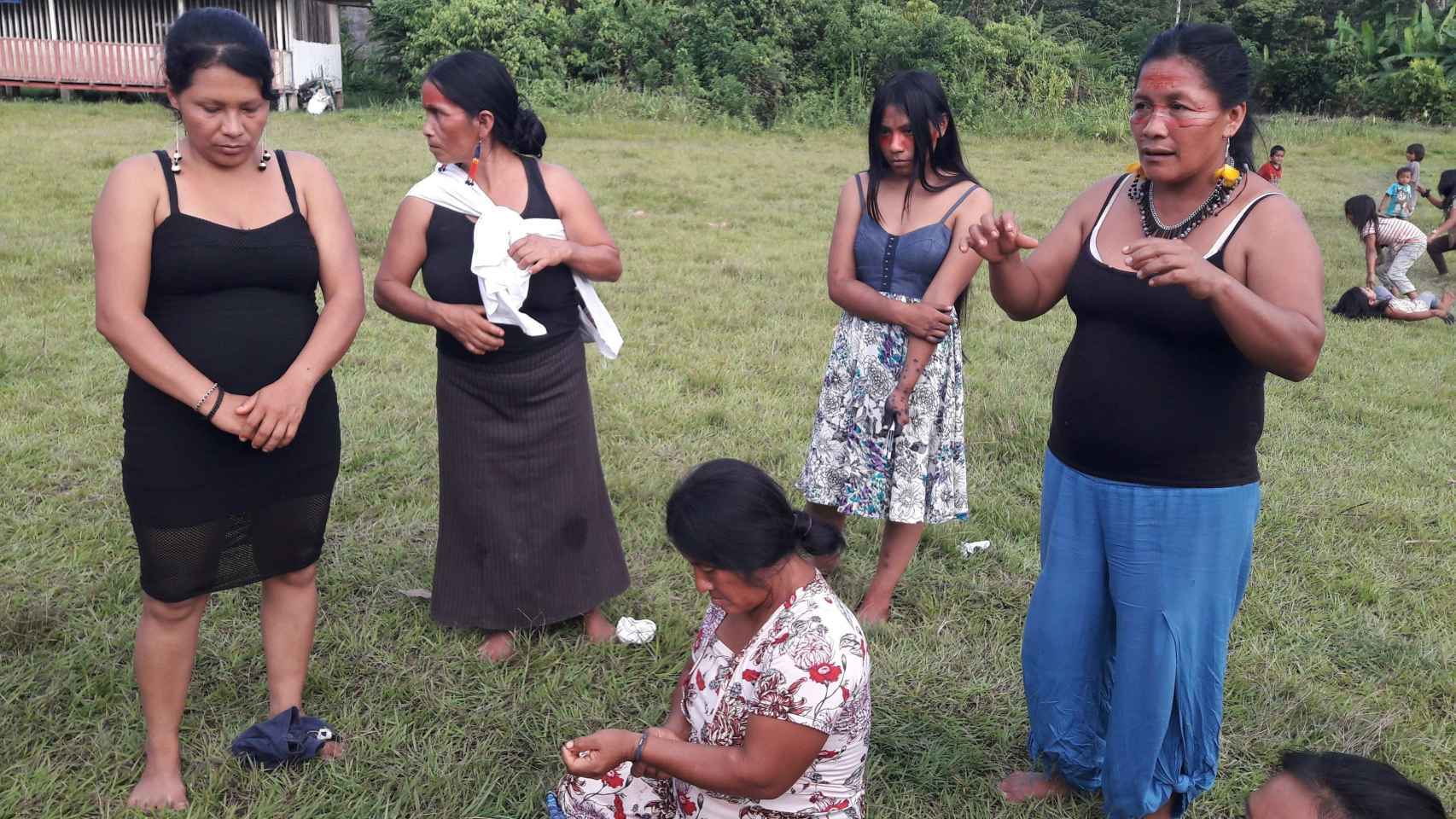 Fotografía del pasado 19 de junio que muestra a un grupo de mujeres durante una sesión de empoderamiento, en la aldea de Llamchamacocha (Ecuador).