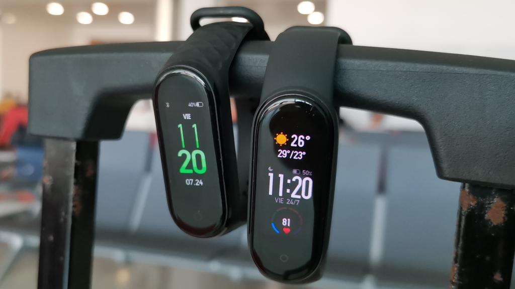 Xiaomi Mi Band 4 a la izquierda y Xiaomi MI Band 5 a la derecha