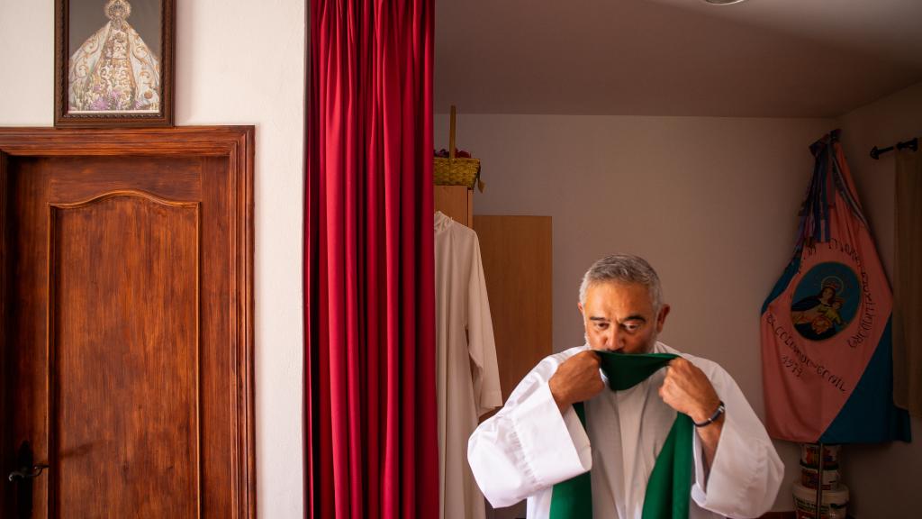 El Padre Casado preparándose antes de oficiar misa.