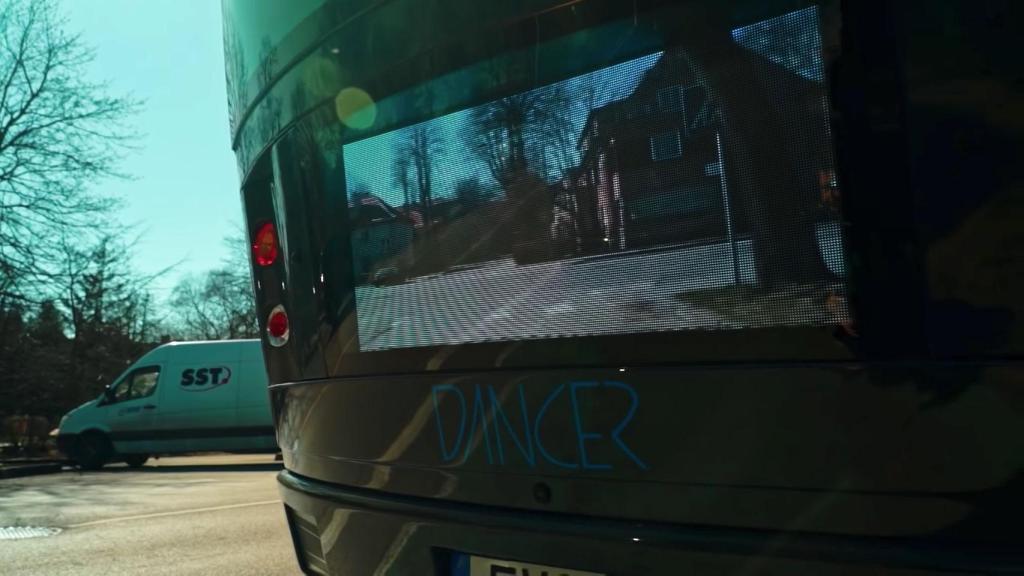 Pantalla exterior del Dancerbus.