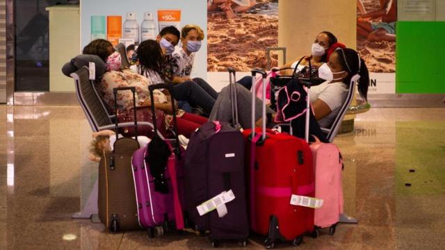 Turistas extranjeros en el aeropuerto de El Prat.