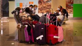 Turistas extranjeros en el aeropuerto de El Prat.