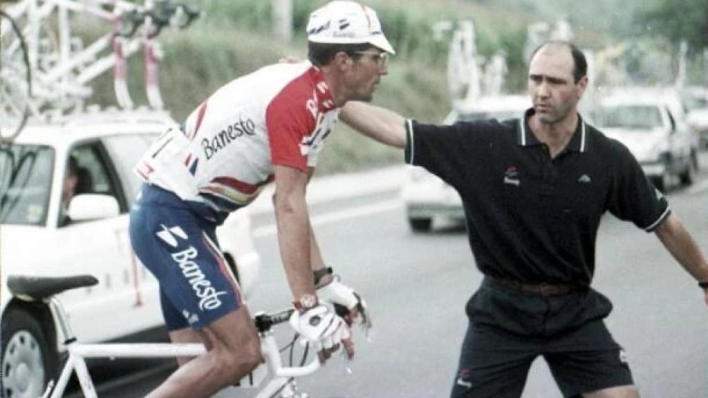 Momento en el que Miguel Indurain se retira de la Vuelta a España 1996